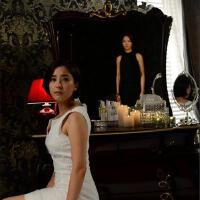 兩個女人的房間圖片照片_兩個女人的房間